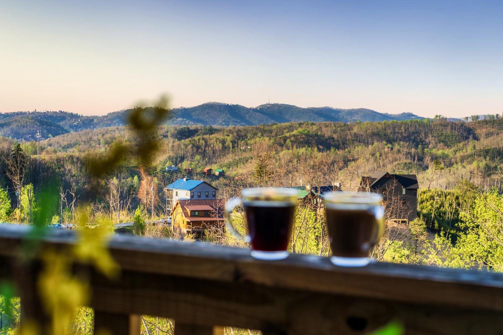 Mountainscape - Brand New Cabin W Views - Hottub - Firetable - Ps5 - Pooltable - 3 Pools Гетлинбург Екстериор снимка