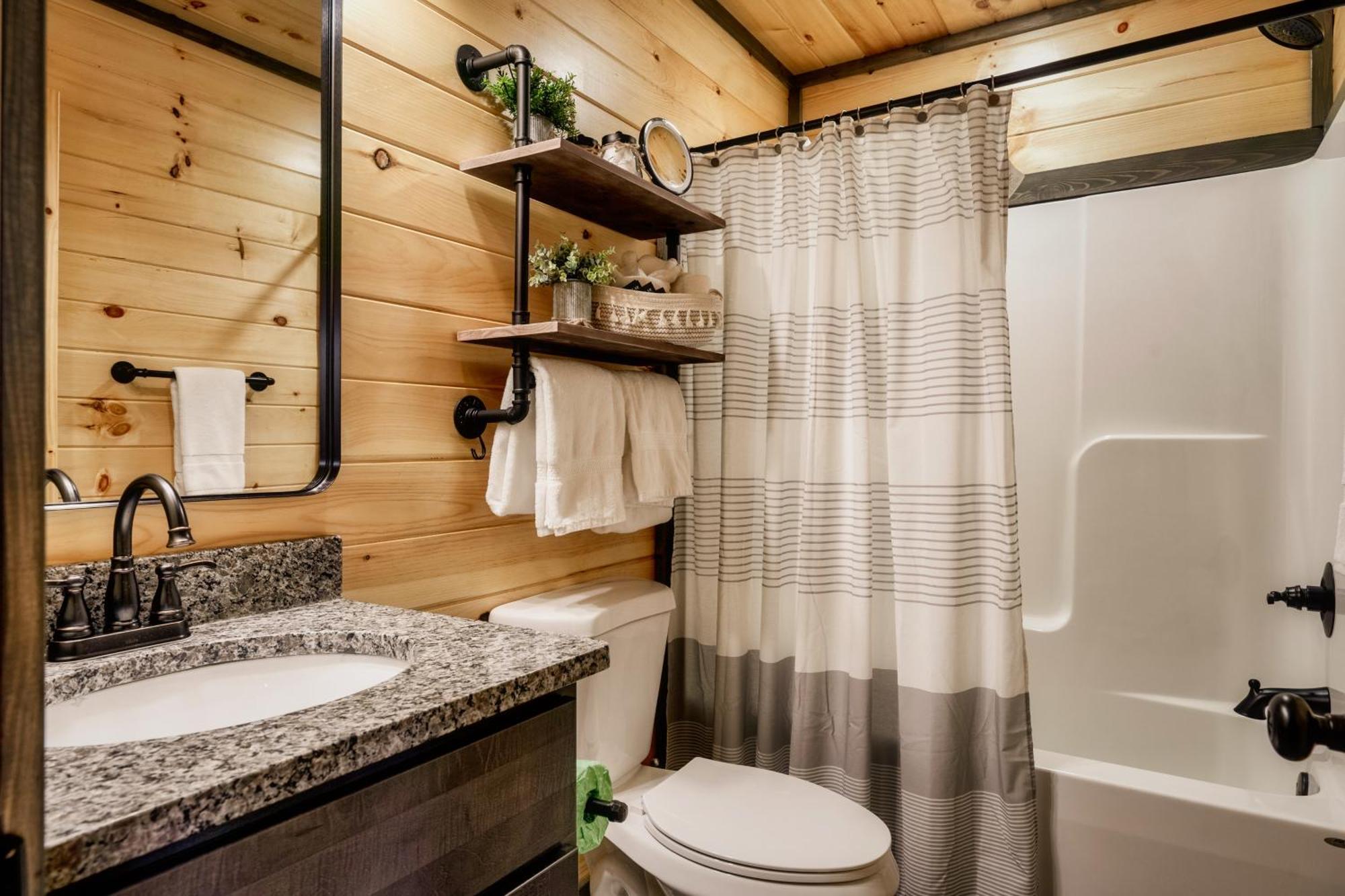 Mountainscape - Brand New Cabin W Views - Hottub - Firetable - Ps5 - Pooltable - 3 Pools Гетлинбург Екстериор снимка