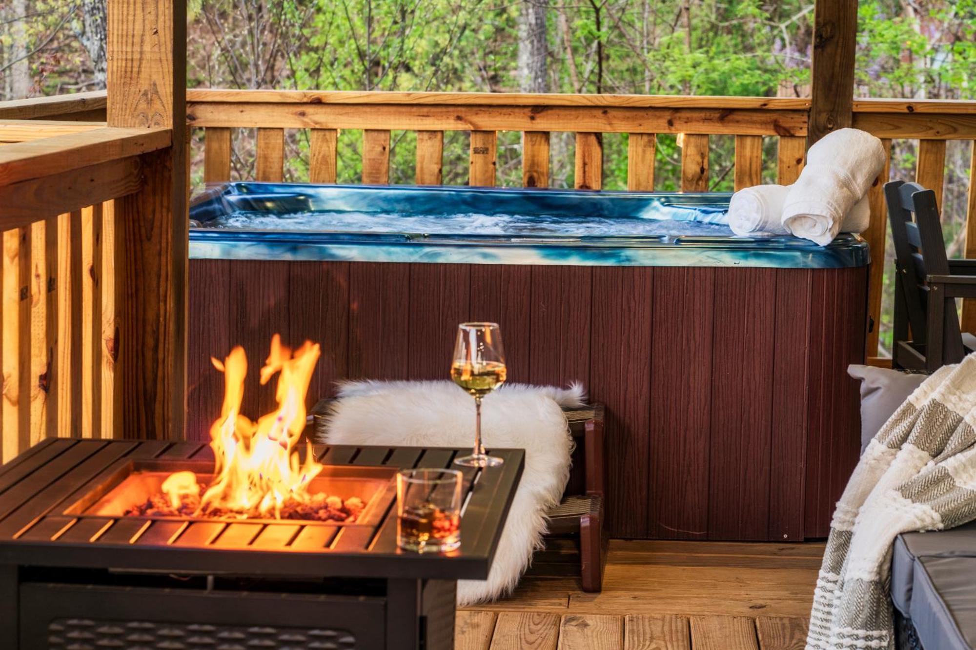Mountainscape - Brand New Cabin W Views - Hottub - Firetable - Ps5 - Pooltable - 3 Pools Гетлинбург Екстериор снимка