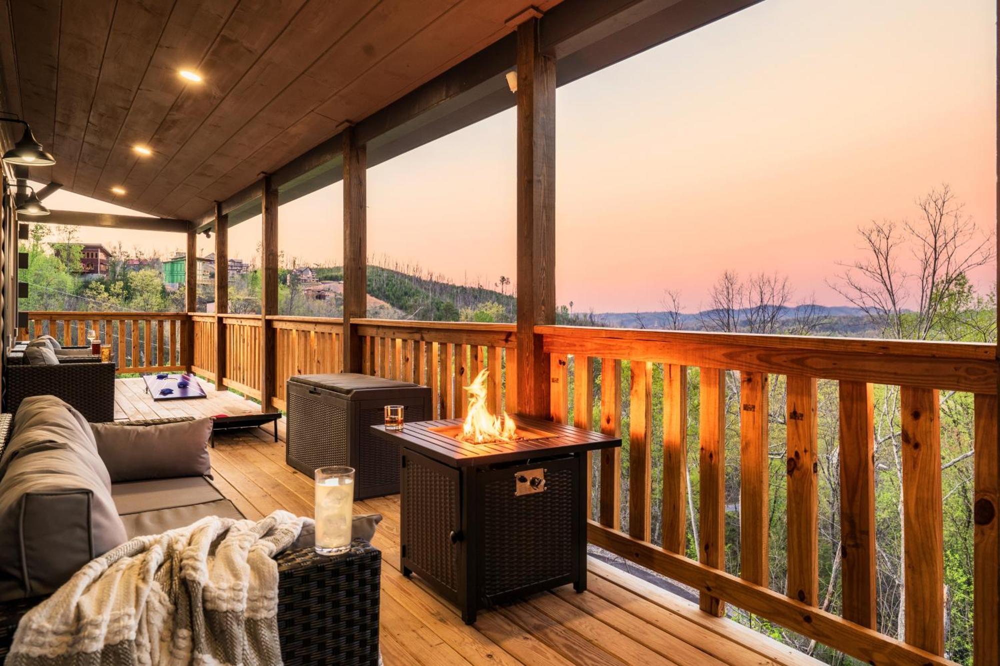 Mountainscape - Brand New Cabin W Views - Hottub - Firetable - Ps5 - Pooltable - 3 Pools Гетлинбург Екстериор снимка