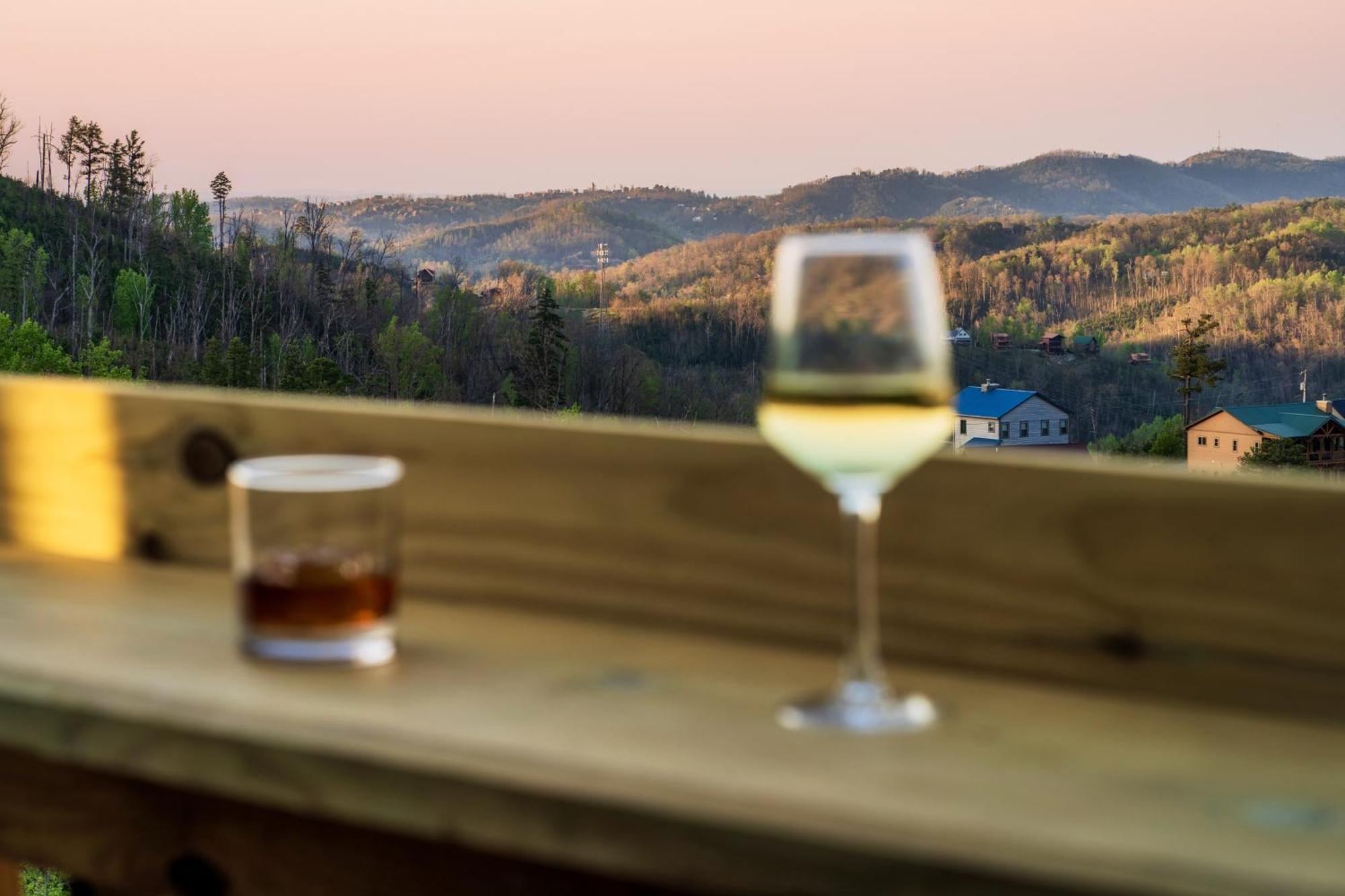 Mountainscape - Brand New Cabin W Views - Hottub - Firetable - Ps5 - Pooltable - 3 Pools Гетлинбург Екстериор снимка